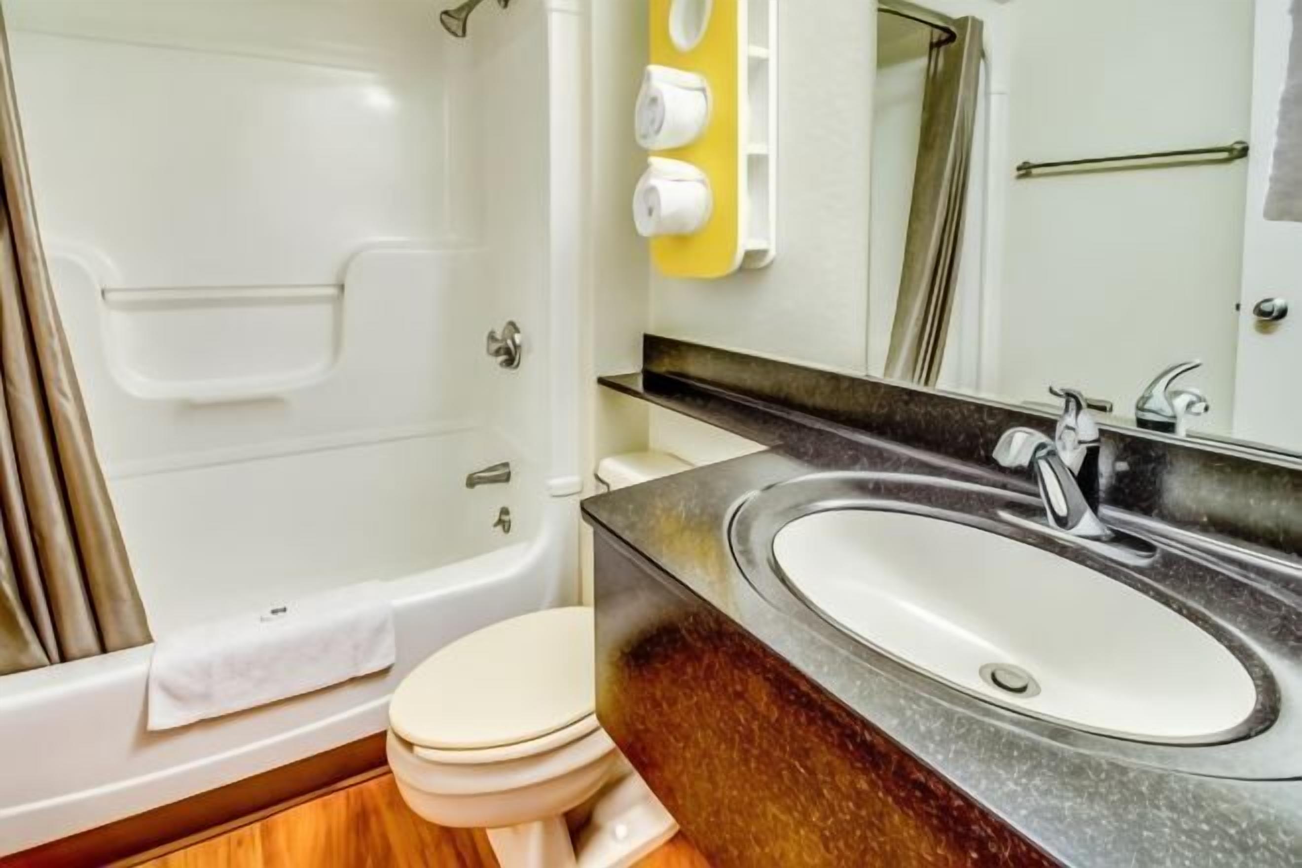 Bathroom | Combined shower/tub, eco-friendly toiletries, hair dryer, towels