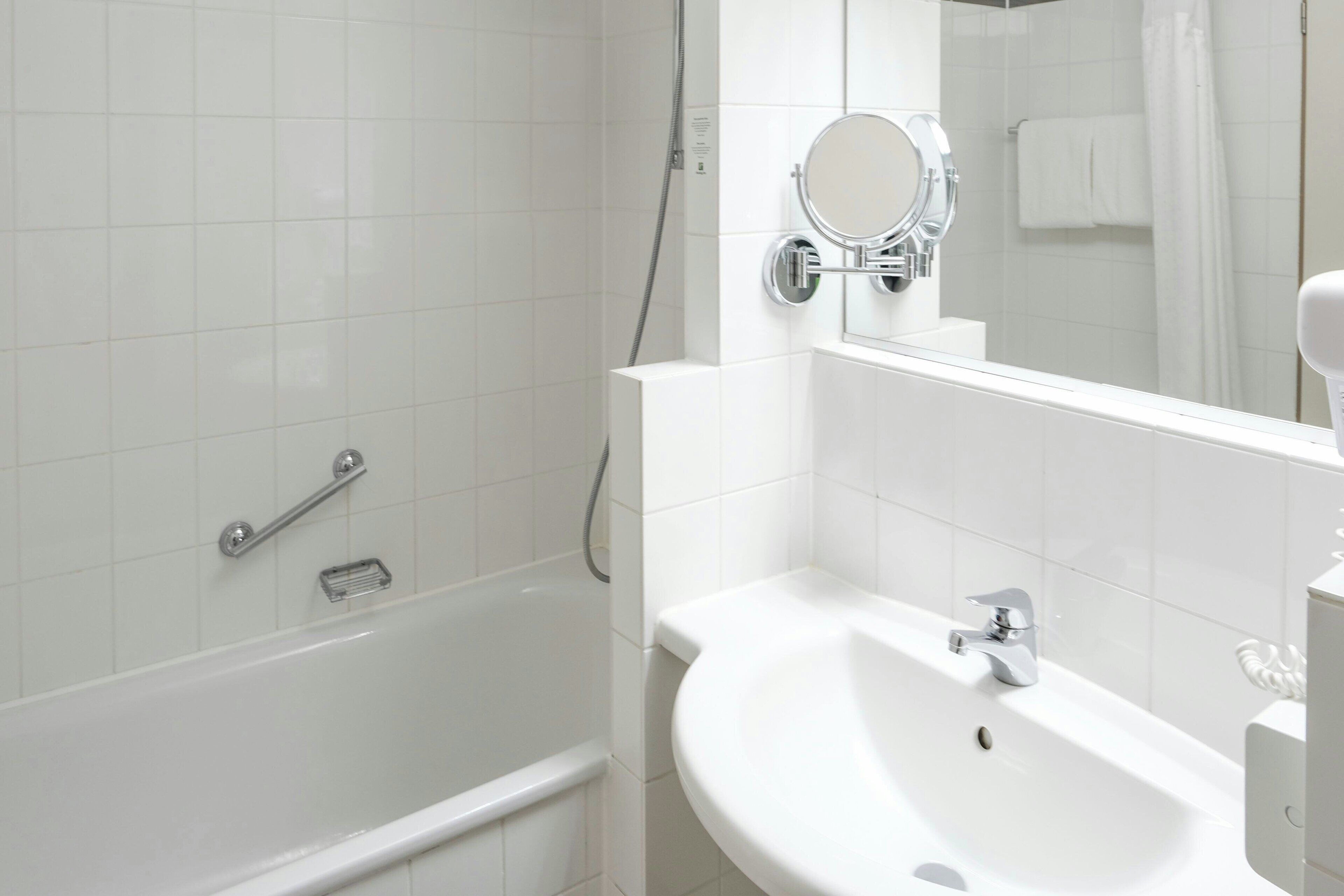 standard room, 1 queen bed, non smoking | bathroom | free toiletries, hair dryer, towels