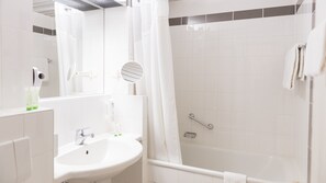 Articles de toilette gratuits, sèche-cheveux, serviettes fournies