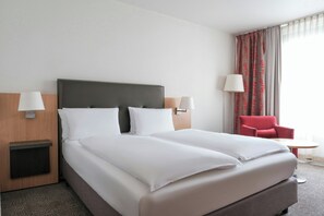 Standard Room, 1 Queen Bed | Hypo-allergenic bedding, desk, laptop workspace, soundproofing - FOUR Essen City Centre (Essen)