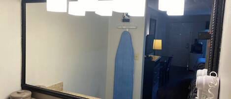 Secador de pelo y toallas