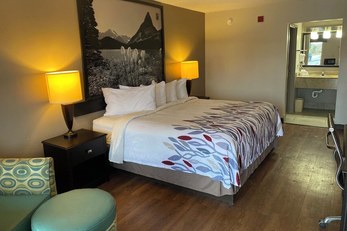 Desk, free WiFi, bed sheets