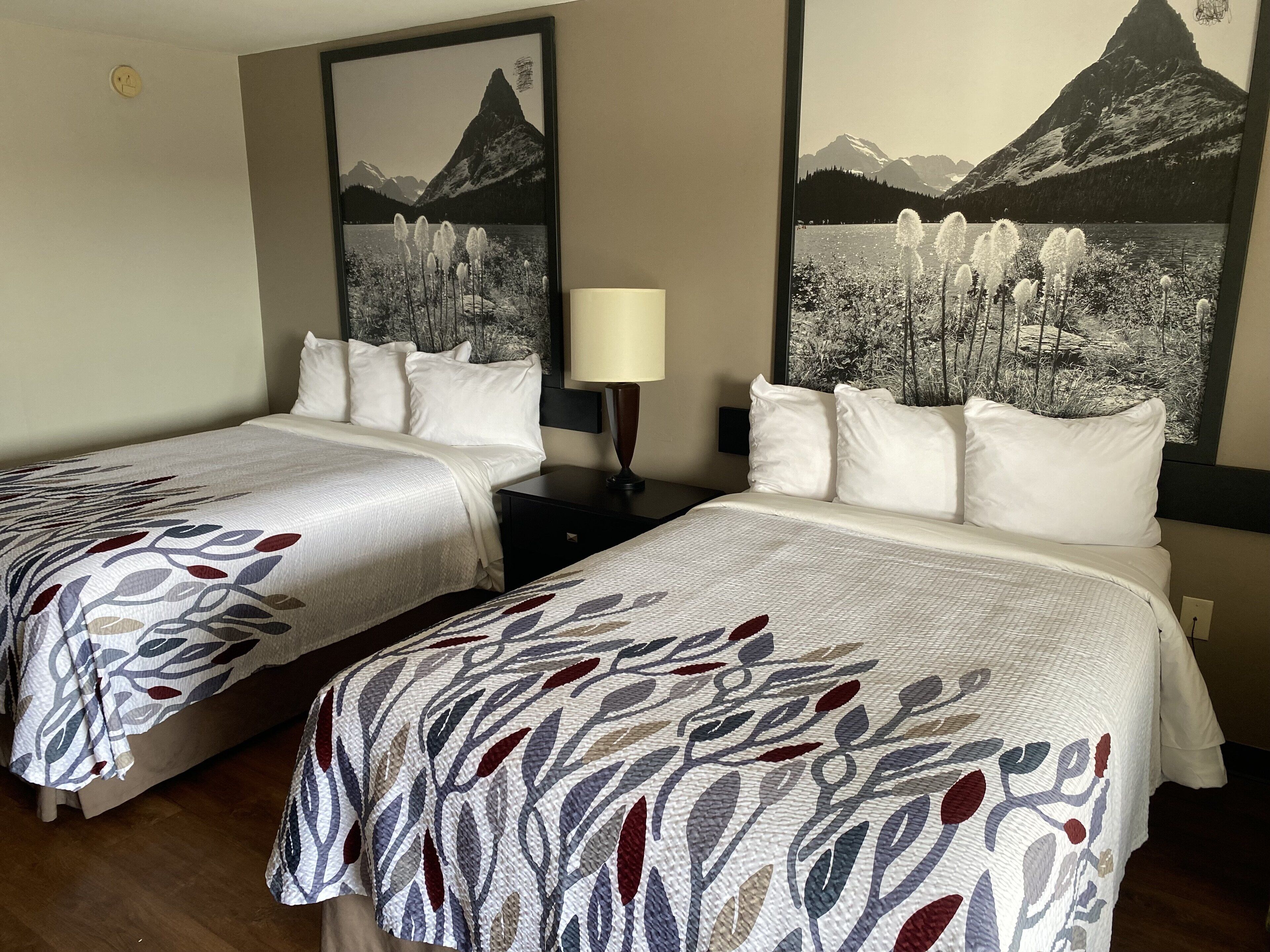 Habitación Deluxe, 2 camas matrimoniales, para no fumadores | Escritorio, wifi gratis y ropa de cama 