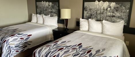 Habitación Deluxe, 2 camas matrimoniales, para no fumadores | Escritorio, wifi gratis y ropa de cama