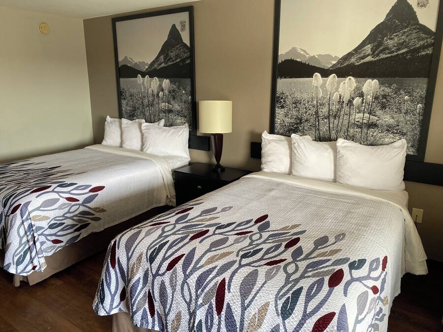 Escritorio, wifi gratis y ropa de cama