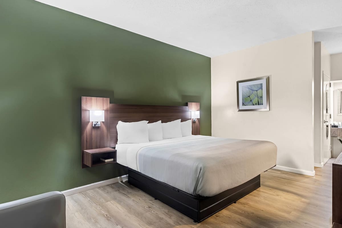 Room, 1 Katil Raja (King), Accessible, Non Smoking | Peti besi dalam bilik, meja, ruang kerja komputer riba, kalis bunyi 