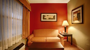 Suite, 1 cama de matrimonio grande con sofá cama, no fumadores (with Sofabed) | Zona de estar | Una televisión de pantalla plana