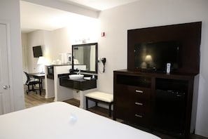 Suite, 1 trÚs grand lit, non-fumeurs (Mini) | Literie hypoallergénique, surmatelas, bureau, rideaux occultants