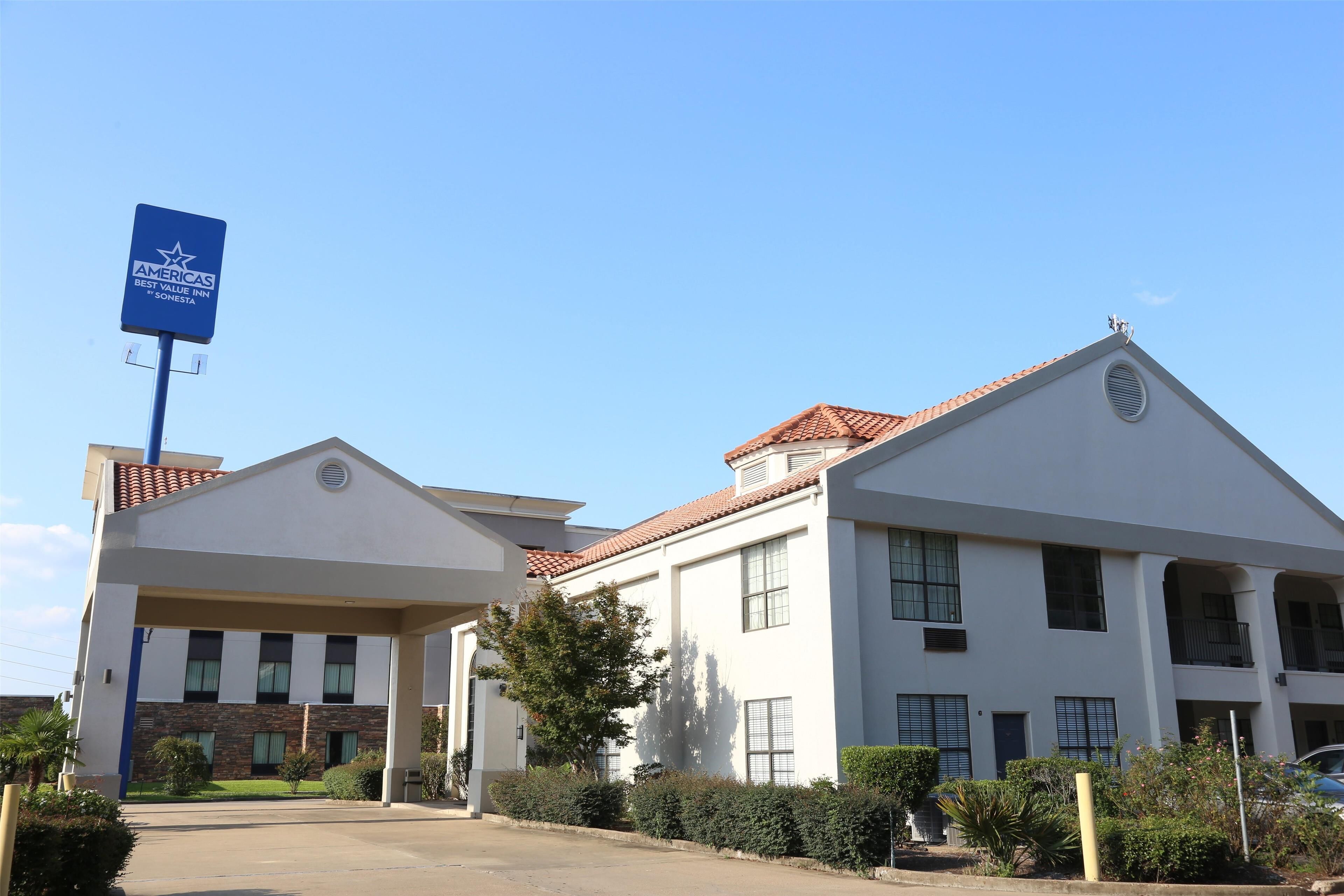 Un bâtiment à deux étages, doté d’un toit plat et d’une enseigne indiquant qu’il s’agit d’un hôtel Best Value Inn.