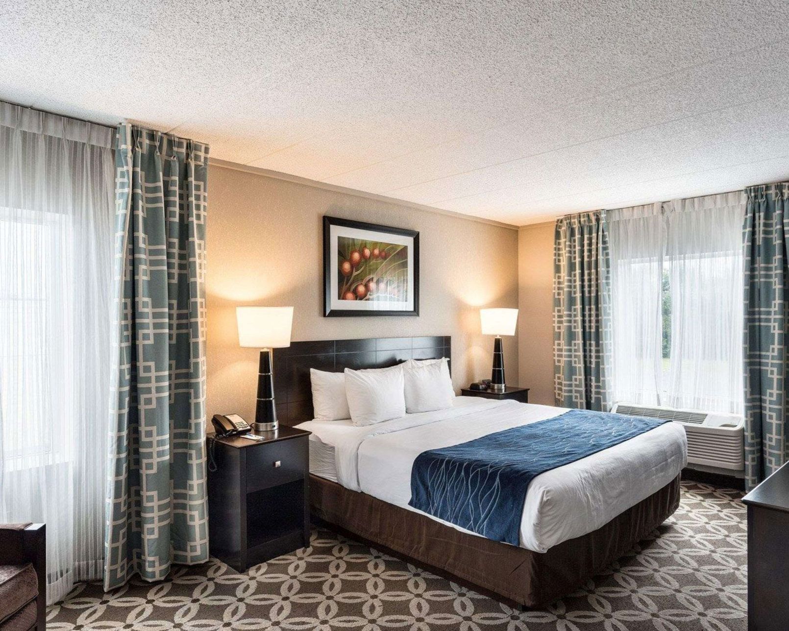 Premium bedding, in-room safe, desk, laptop workspace