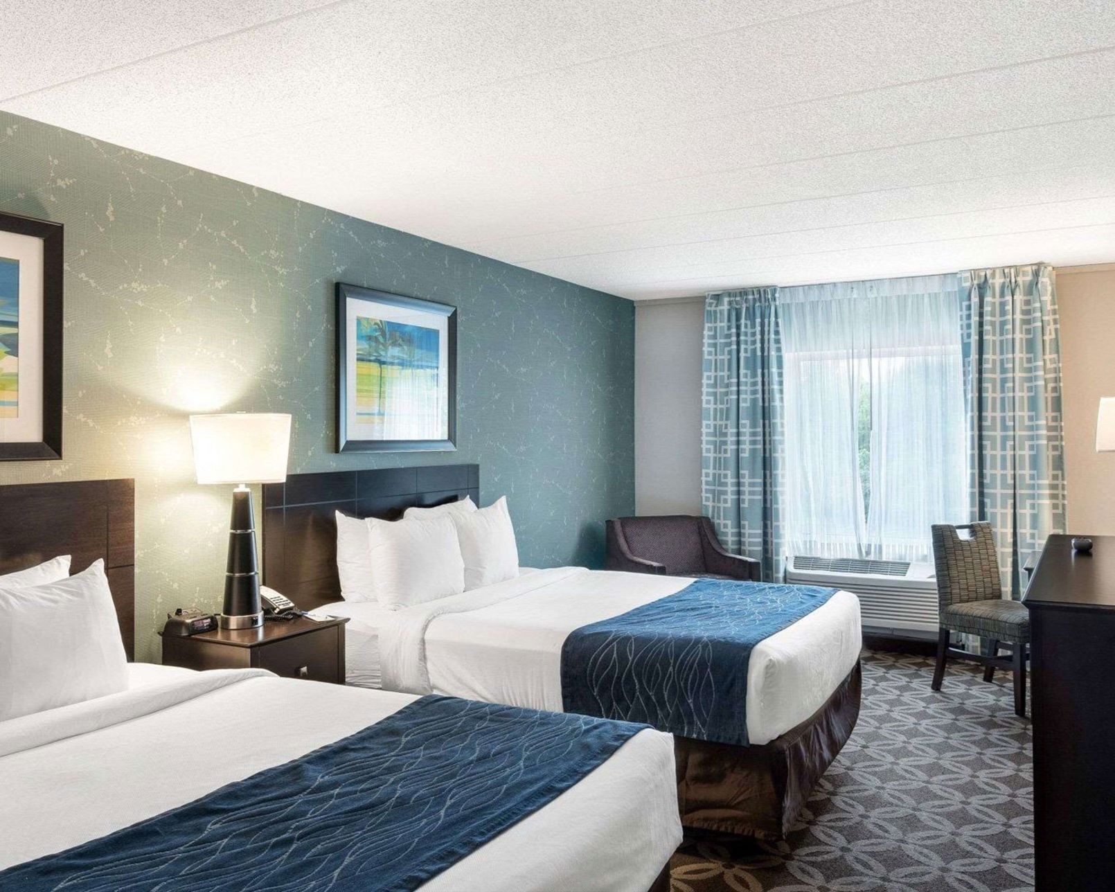 Premium bedding, in-room safe, desk, laptop workspace