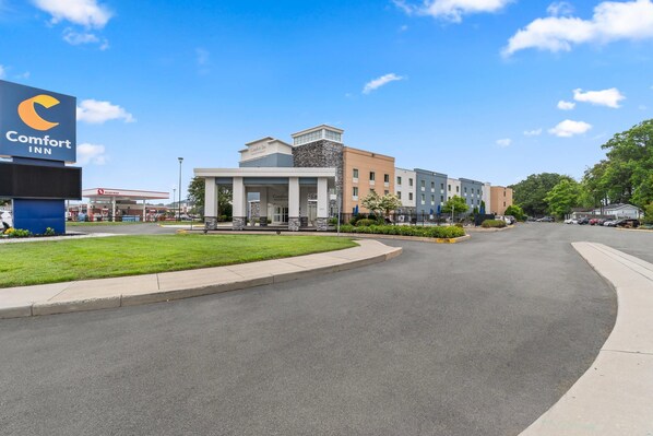 A Comfort Inn hotel with a modern facade, a well-maintained lawn, and a clear sky. - Comfort Inn Rehoboth Beach (Rehoboth Beach)