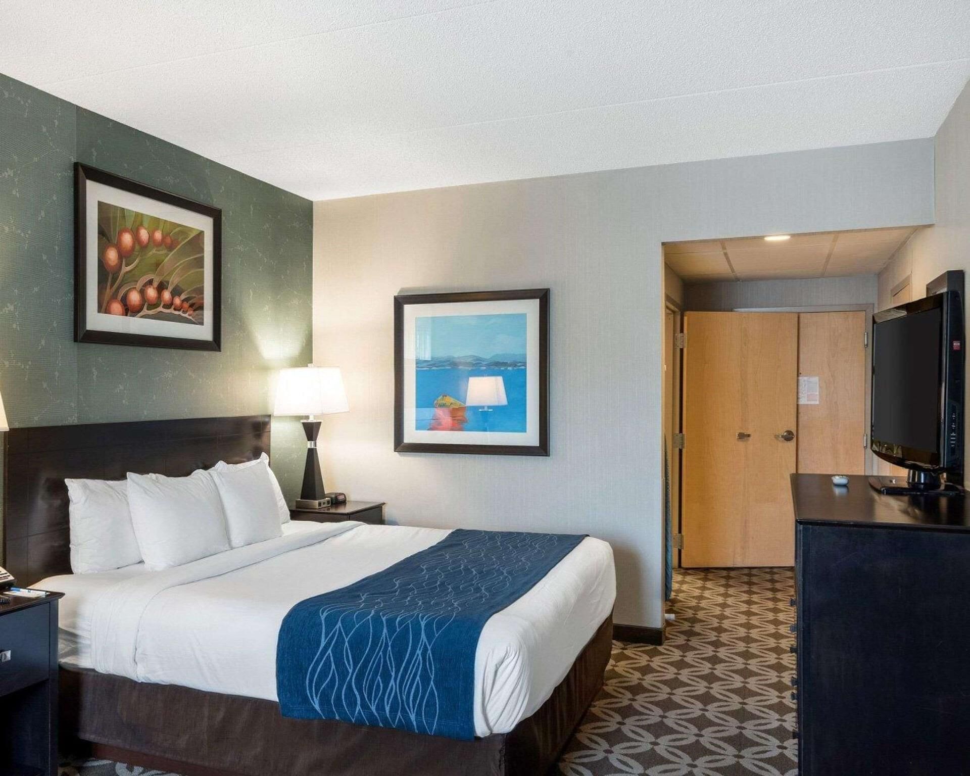 Premium bedding, in-room safe, desk, laptop workspace
