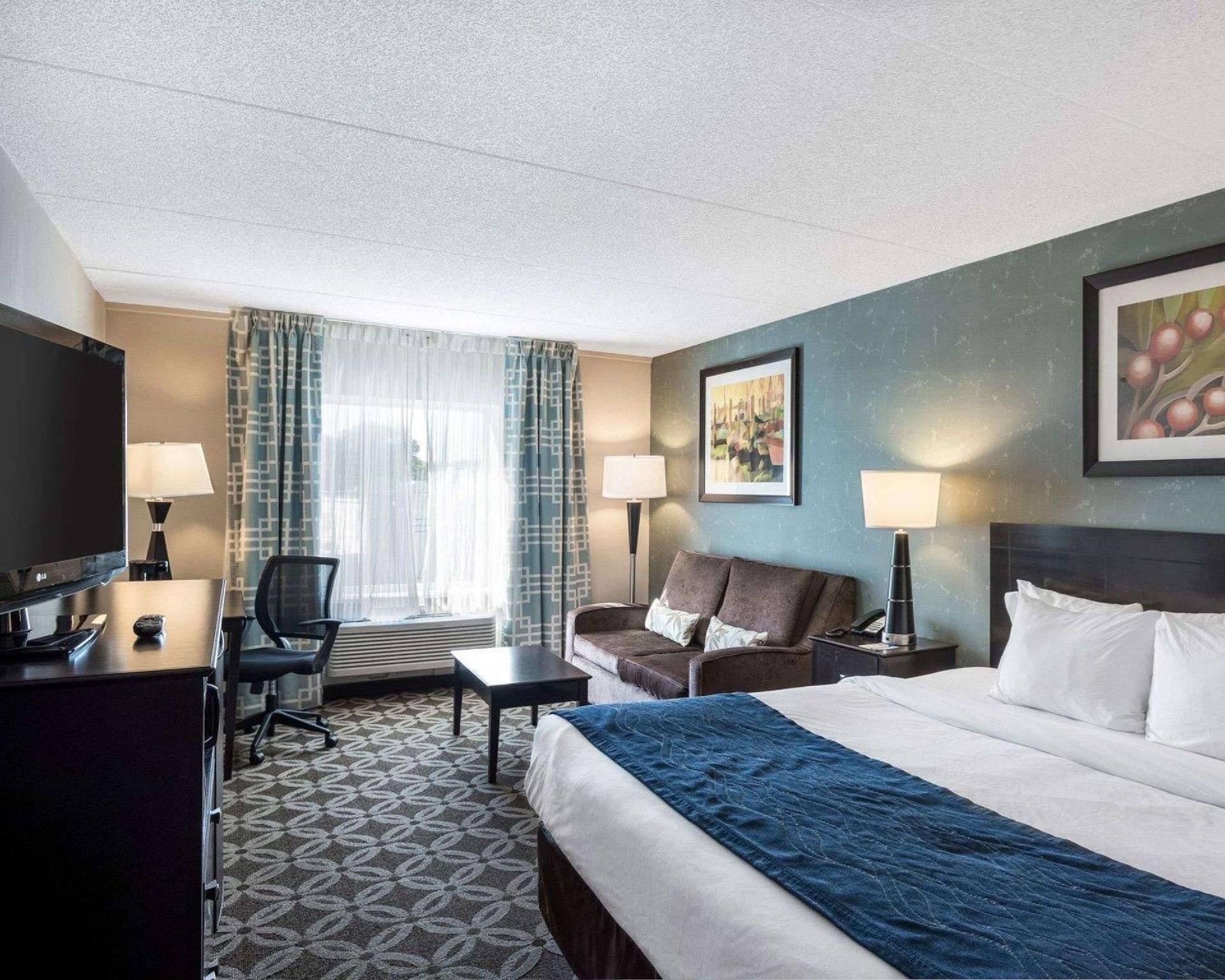 Premium bedding, in-room safe, desk, laptop workspace