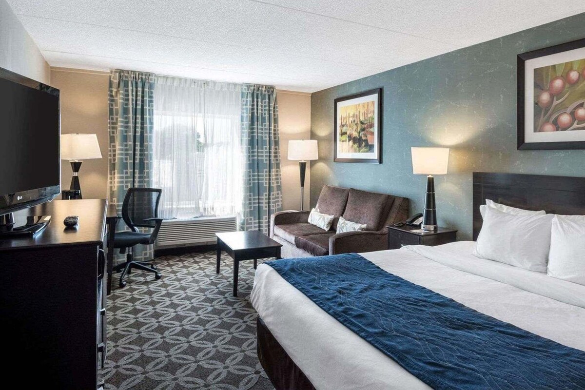 Premium bedding, in-room safe, desk, laptop workspace