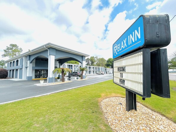 Front of property - Relax Inn Perry (Perry)