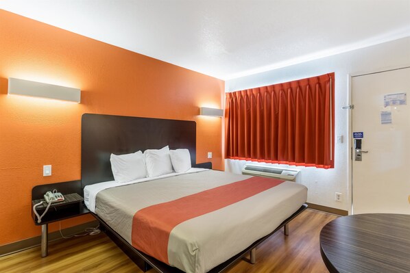 Free WiFi, bed sheets - Motel 6 Albuquerque, NM - Northeast (Albuquerque)