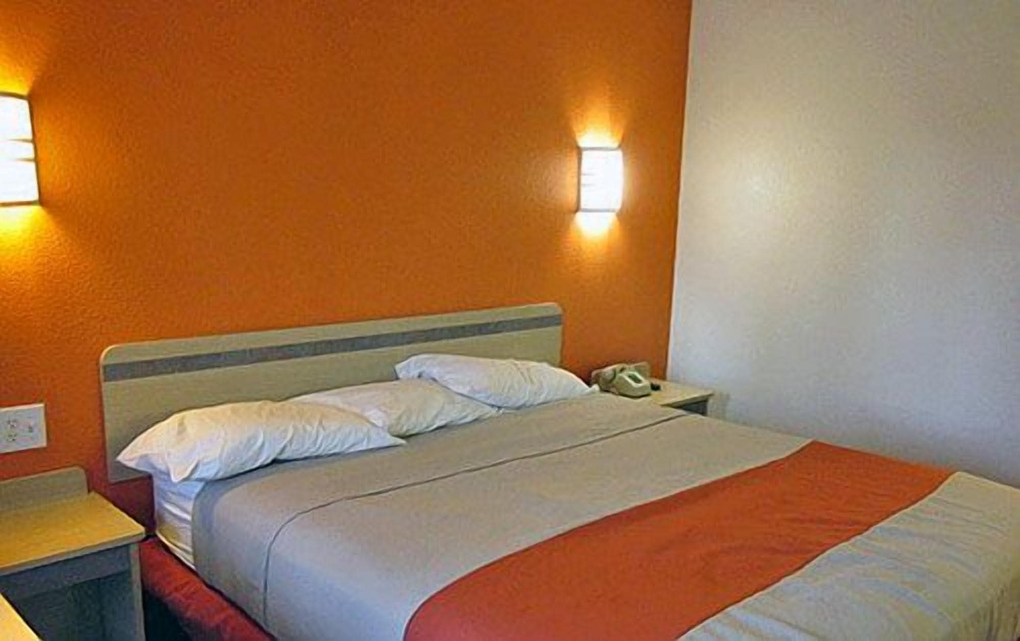 Chambre Standard, 1 lit double, accessible aux personnes à mobilité réduite, fumeur (Roll-In Shower)