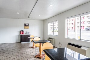 Dining - Motel 6 Albuquerque, NM - Northeast (Albuquerque)