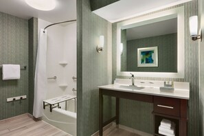 Combined shower/tub, hydromassage showerhead, free toiletries