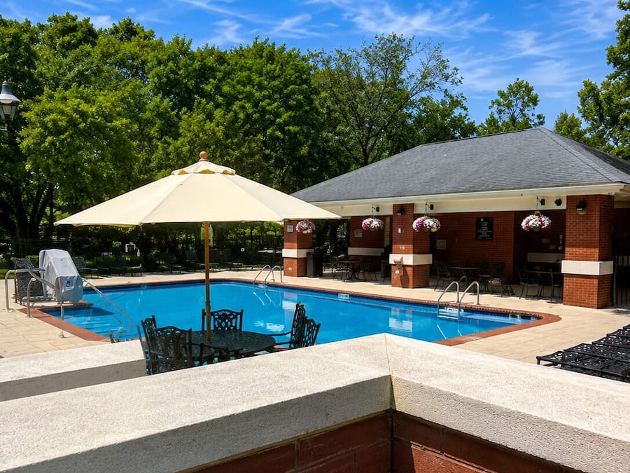 Una piscina al aire libre de temporada