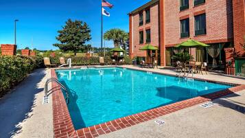 En säsongsöppen utomhuspool