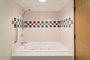 Deluxe Room, 1 King Bed, Non Smoking | Desk, iron/ironing board, free cribs/infant beds, free rollaway beds - Days Inn by Wyndham Boonville (Boonville)