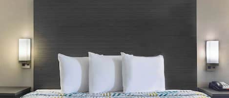 Chambre Standard, 1 trÚs grand lit, accessible aux personnes à mobilité réduite, non-fumeur | Bureau, fer et planche à repasser, accÚs au Wi-Fi (inclus)