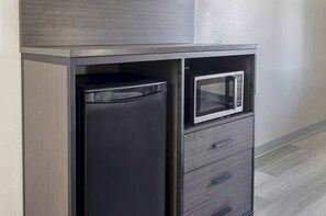 Standard Room, 1 King Bed, Accessible, Non Smoking | Room amenity
