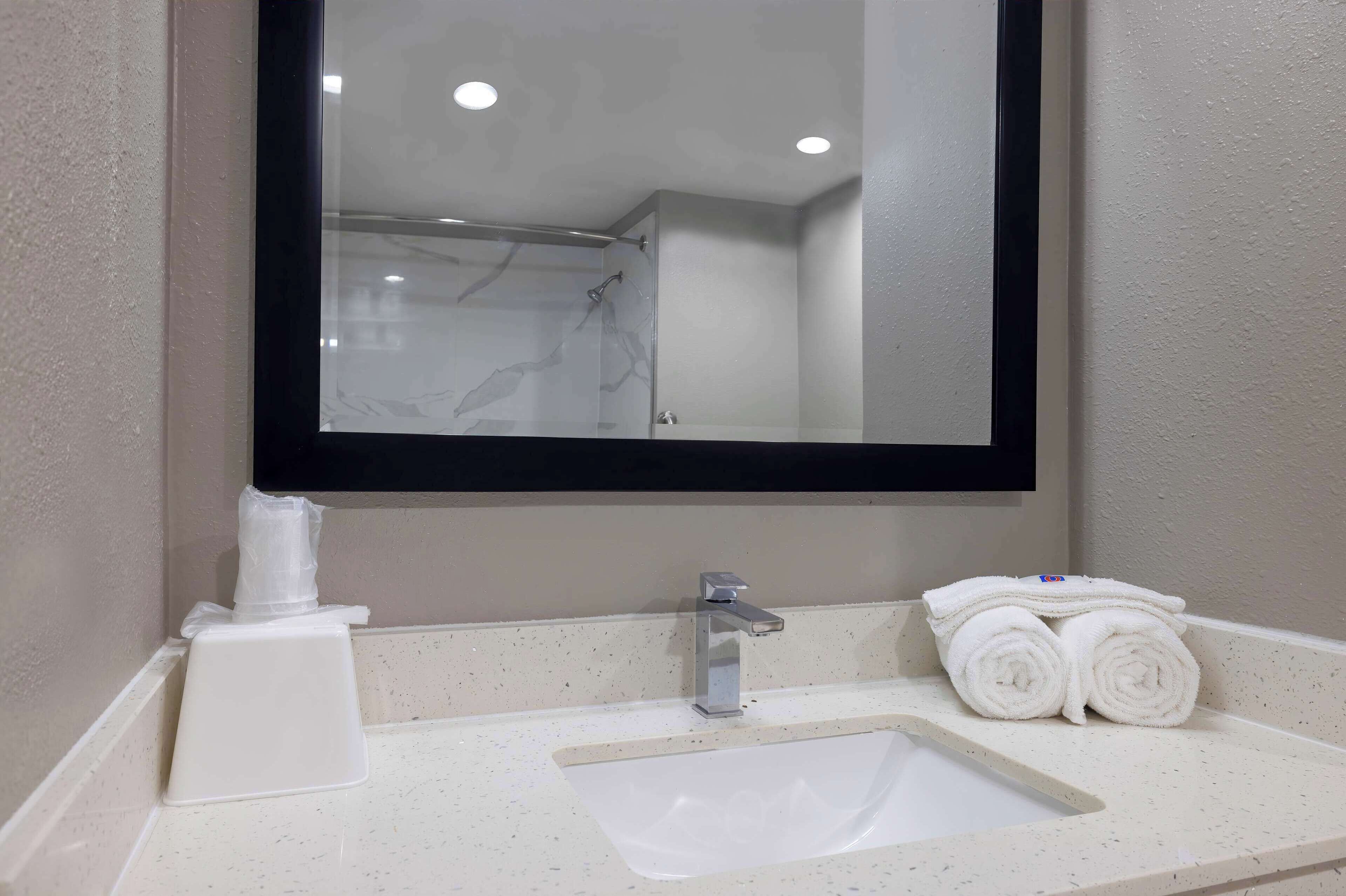 Combined shower/bathtub, towels
