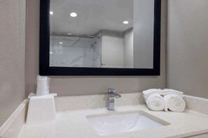 Kombinasi shower/bathtub dan handuk