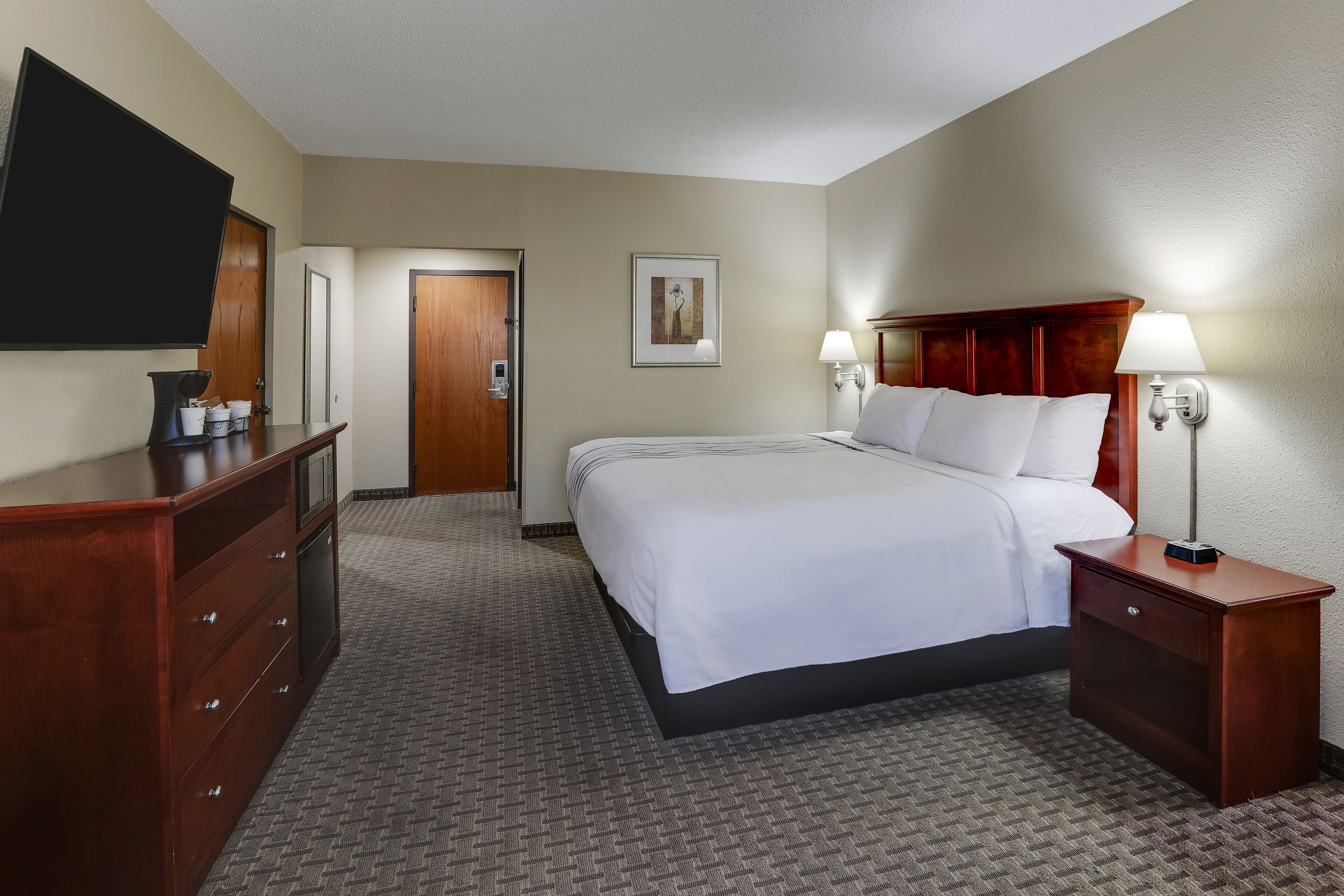 premium room, 1 king bed, jetted tub | iron/ironing board, free wifi, bed sheets