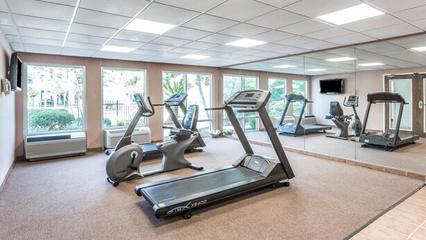 A gym with treadmills, elliptical machines, and stationary bikes. - Ramada by Wyndham Luling (Luling)