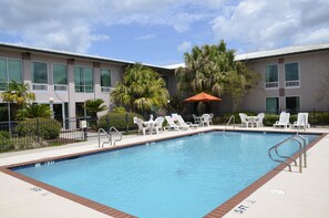 Outdoor pool - Ramada by Wyndham Luling (Luling)