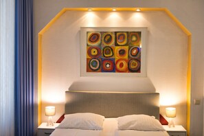 Quarto casal econômico | Roupas de cama premium, cofres nos quartos, individualmente decorados
