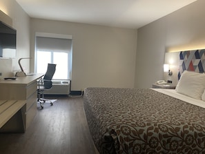 Escritorio, tabla de planchar con plancha, wifi gratis y ropa de cama 