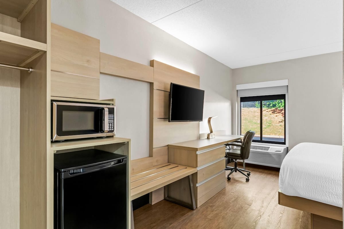 Studio Suite, 1 King Bed, Non Smoking | Desk, iron/ironing board, free WiFi, bed sheets