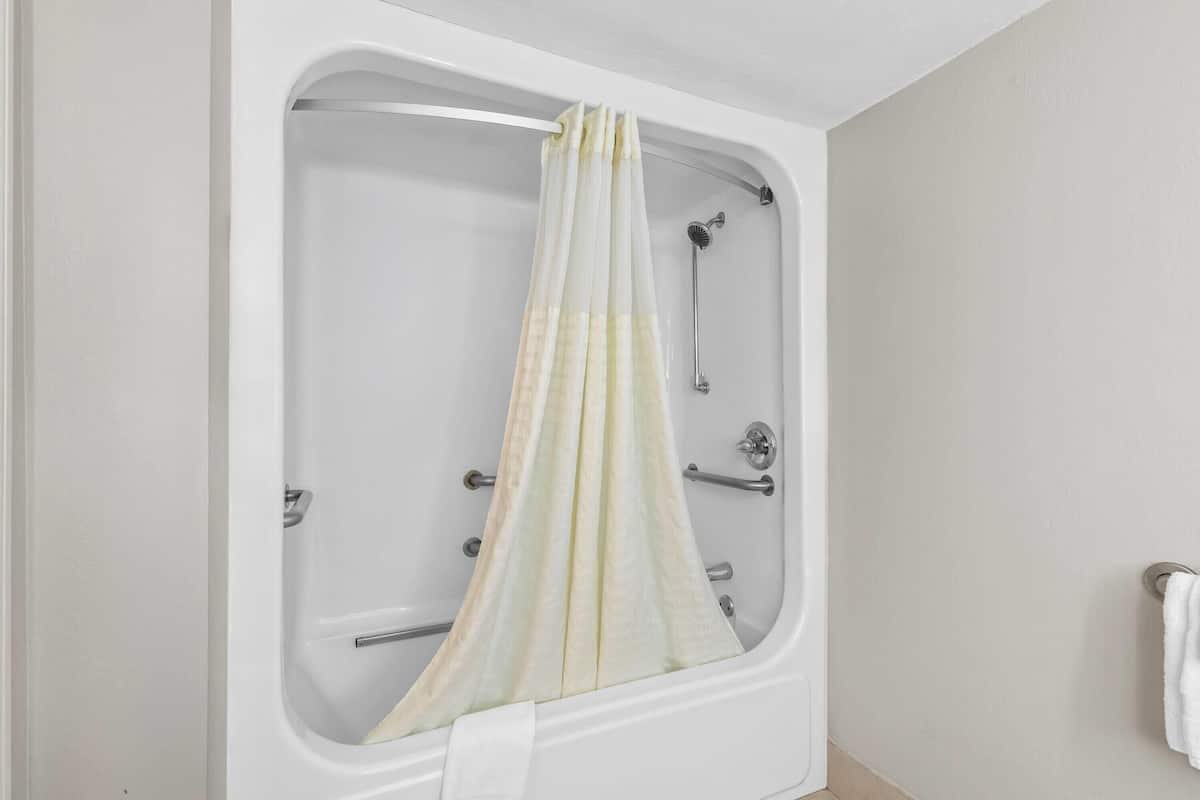 Room, 1 King Bed, Accessible | Accessible bathroom