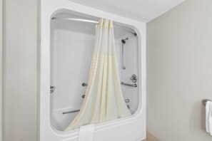 Habitación, 1 cama King size, con acceso para personas discapacitadas | Baño para personas con discapacidad