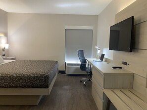 Escritorio, tabla de planchar con plancha, wifi gratis y ropa de cama 