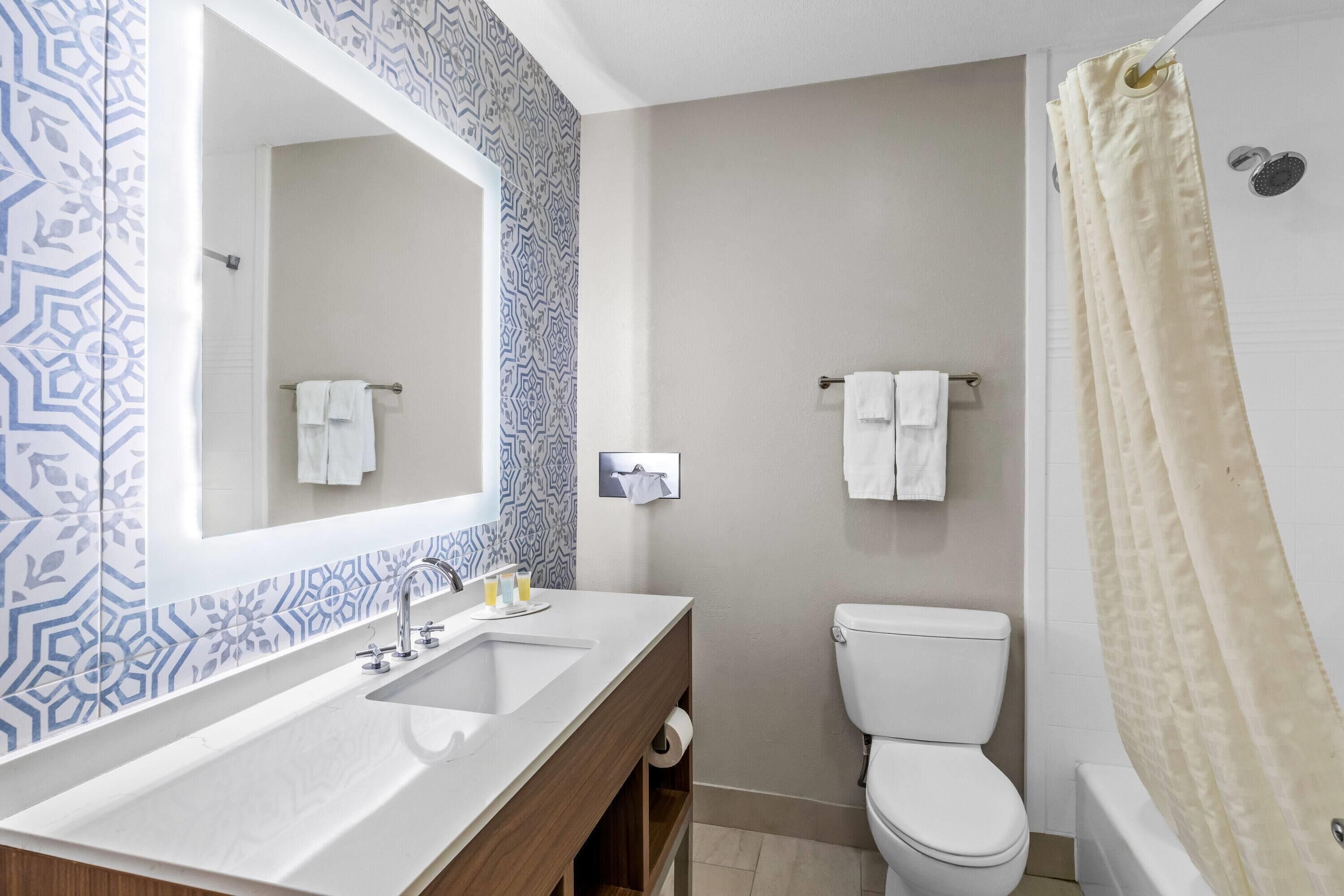 Standardzimmer, 2 Queen-Betten | Badezimmer | Duschwanne, kostenlose Toilettenartikel, Handtücher