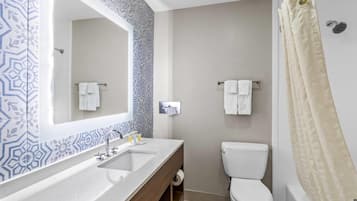 Standardzimmer, 2 Queen-Betten | Badezimmer | Duschwanne, kostenlose Toilettenartikel, Handtücher