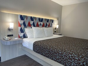 Escritorio, tabla de planchar con plancha, wifi gratis y ropa de cama 