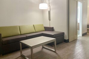Escritorio, tabla de planchar con plancha, wifi gratis y ropa de cama 