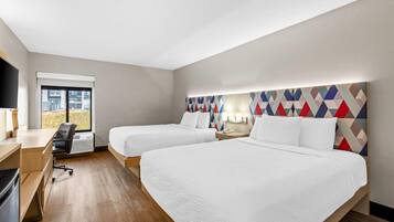 Habitación estándar, 2 camas Queen size | Escritorio, tabla de planchar con plancha, wifi gratis y ropa de cama