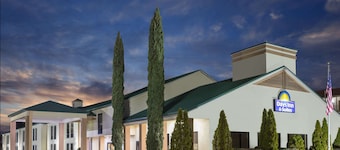 Days Inn & Suites by Wyndham Peachtree Corners/Norcross