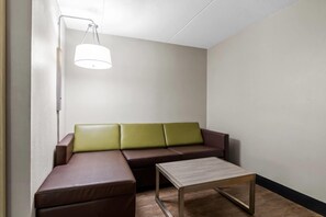 Studio suite, 1 kingsize bed, niet-roken | Een bureau, een strijkplank/strijkijzer, gratis wifi, beddengoed