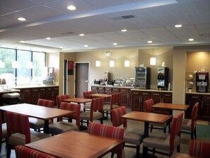 Free daily continental breakfast - Comfort Suites Dover University Area (Dover)