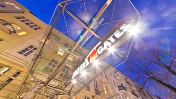 Mặt tiền nơi lưu trú - ban đêm