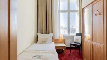 Kamar Single Ekonomi | Brankas, tirai kedap cahaya, kedap suara, dan Wi-Fi gratis